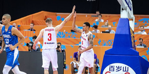 e30ff624-michal-sokolowski-aj-slaughter-react-poland-v-israel-eurobasket-fiba.jpg