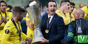 unai-emery-con-el-trofeo-de-campeon-de-la-europa-league.-getty.jpg