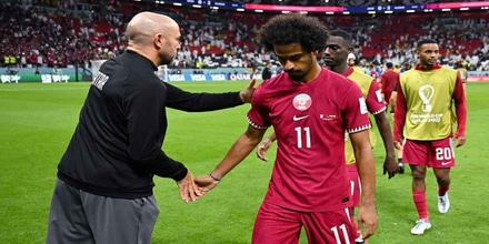 akram-afif-qatar-shakes-hands-776936546.jpg