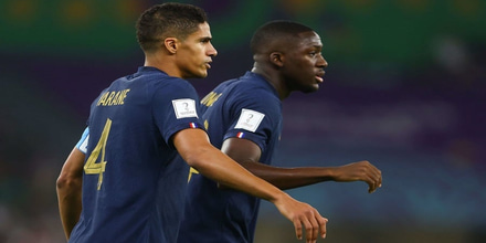 raphael-varane-et-ibrahima-konate-sont-touches-par-le-virus-qui-s-attaquent-aux-bleus-depuis-le-debut-de-semaine-photo-sipa-kieran-mcmanus-1671194701.jpg