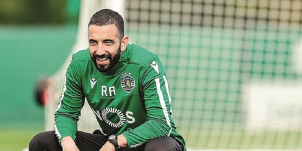 Ruben-Amorim-SCP-coach-squatting.jpg